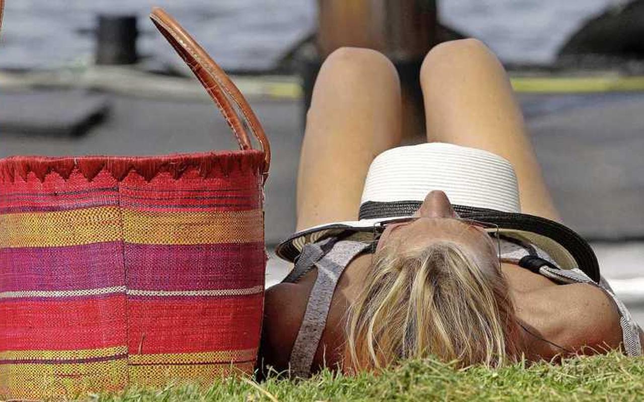 Een goed gescrubde huid is lekker glad en egaal en vervelt ook niet zo snel. Dus als daar eenmaal een kleur op zit, blijft die ook langer mooi. Een goed gescrubde huid is lekker glad en egaal en vervelt ook niet zo snel. Dus als daar eenmaal een kleur op zit, blijft die ook langer mooi.