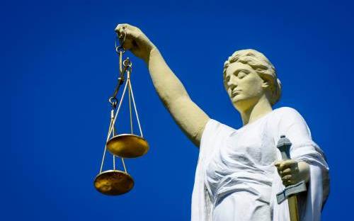 Doorgesnoven man (23) uit Ureterp 'kaapt' auto van maaltijdbezorger: voorwaardelijke celstraf geëist