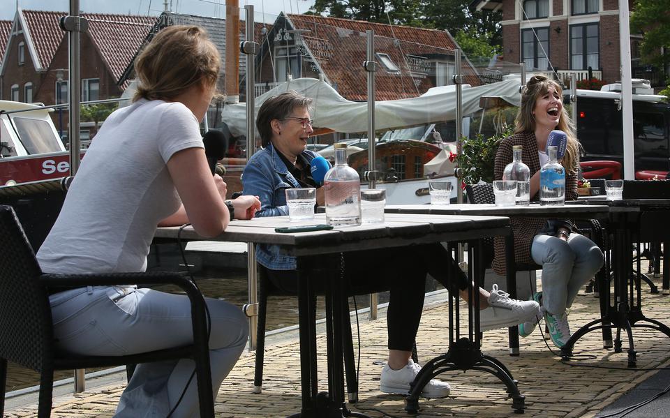 Vlnr  Horeca-ondernemers Baukje de Vries en Roos Brinkman en praten over hun liefde voor het vak en de coronacrisis op het terras van hotel-restaurant Oostergoo in Grou (op de rug gezien: presentator Leonie Sinnema).