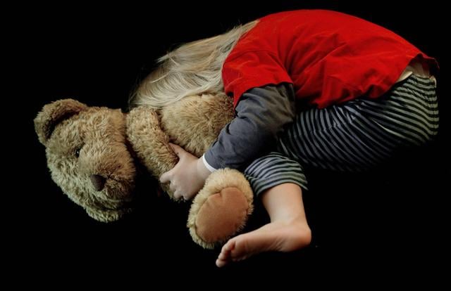 Meisje (6) in coma in ziekenhuis Groningen na stelselmatige kindermishandeling door moeder en vriend