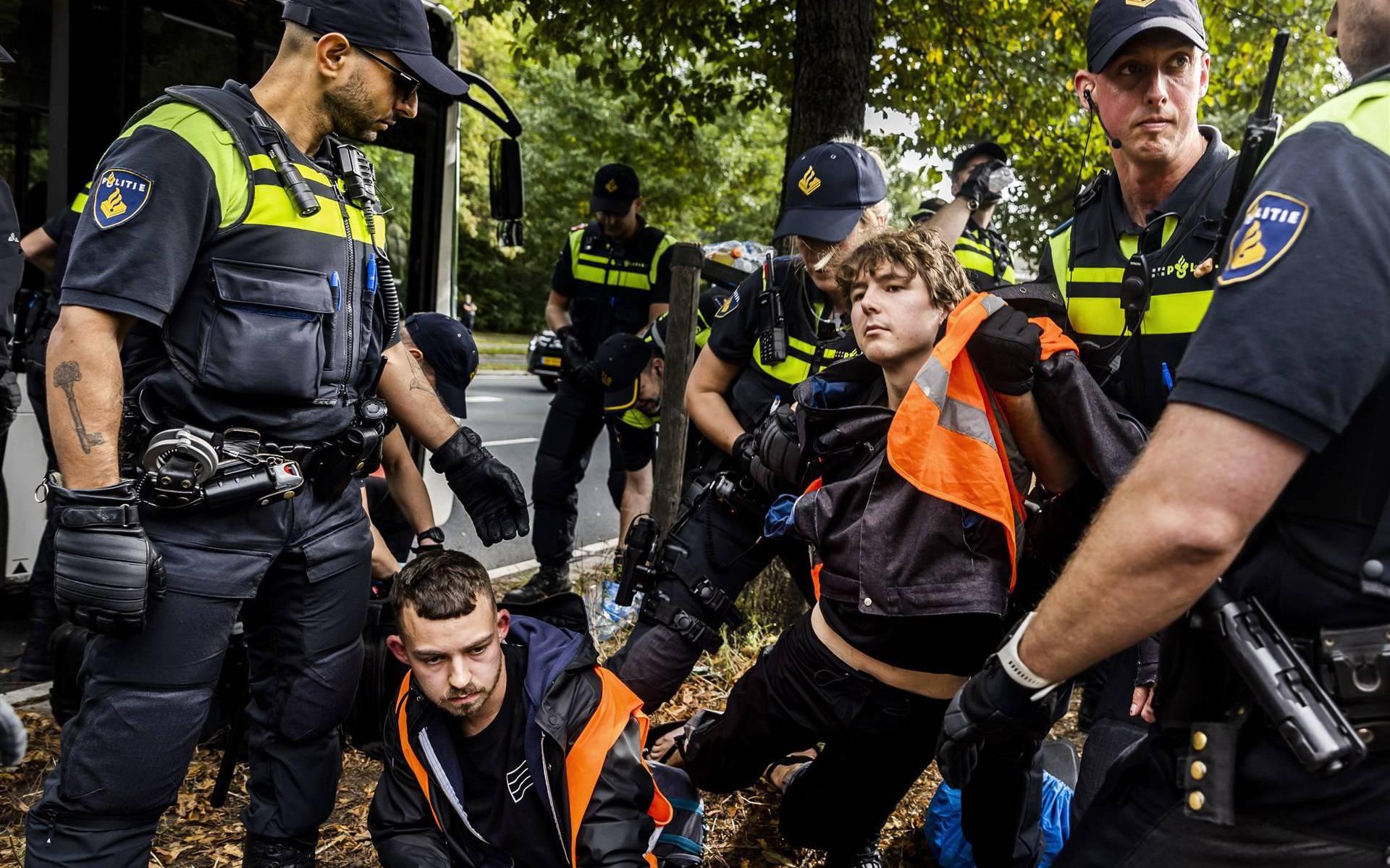 Ob sie nun auf der Suche nach Unruhen sind oder nicht: Anita aus Leeuwarden und Anna-Maria aus Sappemeer haben nicht vor, während der Extinction Rebellion aufzugeben.  „Wir lassen uns nicht entmutigen“