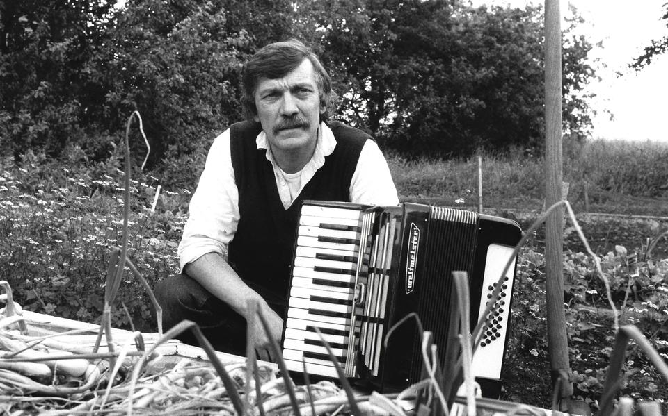 Ede staal met accordeon in julli 1984 in zijn tuin in Nieuw Beerta. 