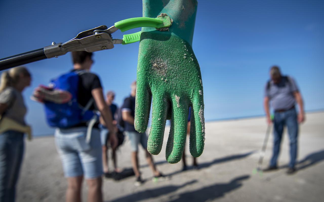 Plastic handschoen gevonden op het strand tijdens Clean-upday.
