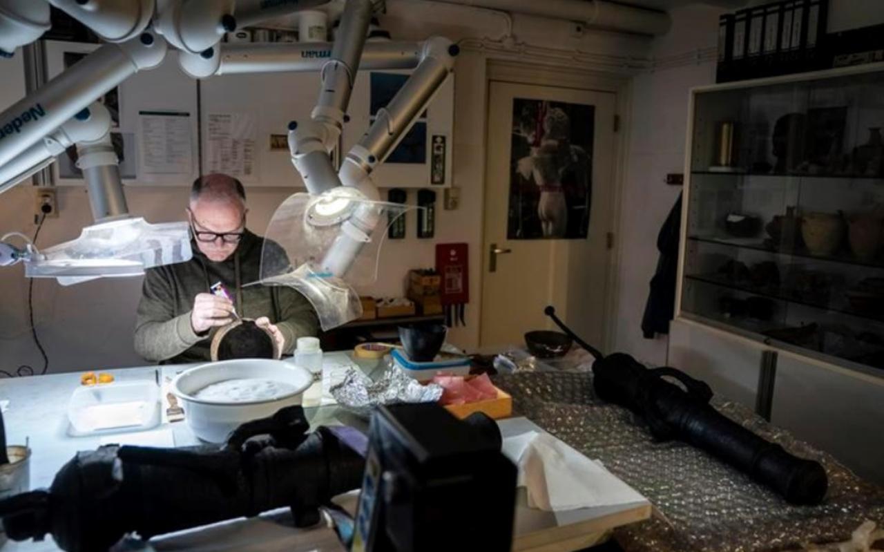 Conservator/restaurateur Gert van Oortmerssen in de conserveringsruimte. Naast hem het gevonden kanon. Conservator/restaurateur Gert van Oortmerssen in de conserveringsruimte. Naast hem het gevonden kanon.