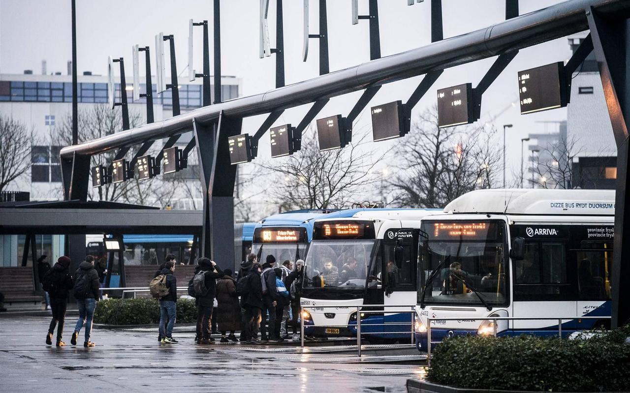 Reizigers stappen in op lijn 70 richting Minnertsga vanaf busstation Leeuwarden.