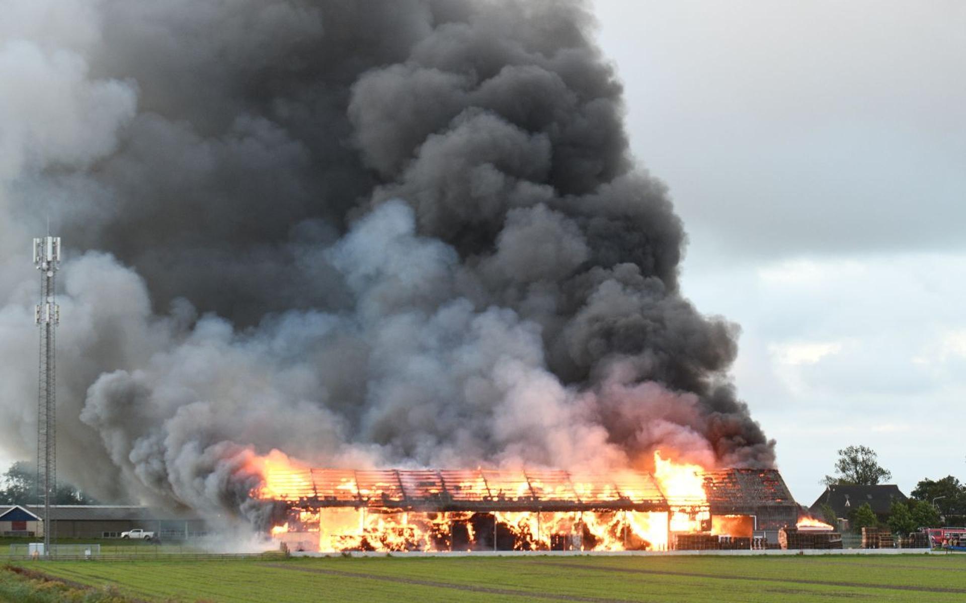 Brand verwoest loods bij boerderij in Munnekezijl - Leeuwarder Courant