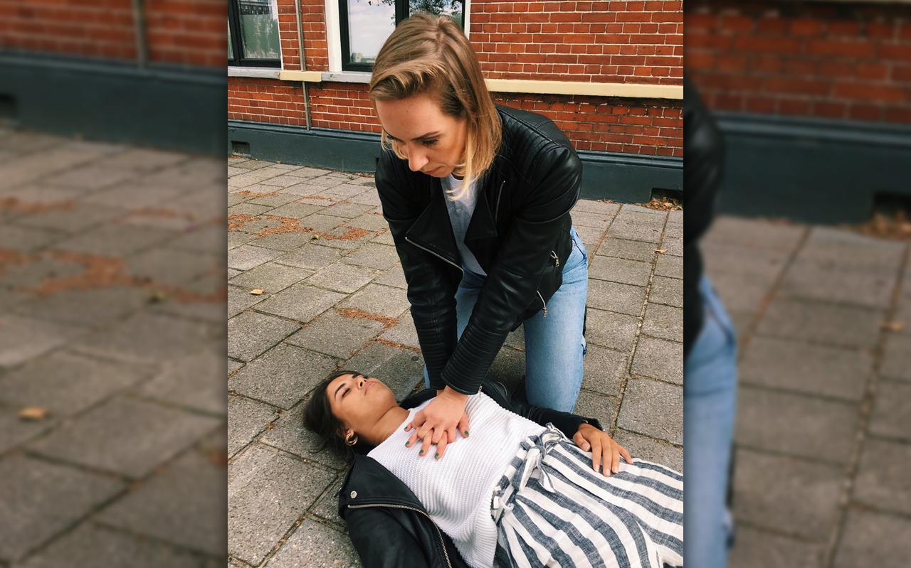 Heleen Lameijer doet voor hoe je moet reanimeren Heleen Lameijer doet voor hoe je moet reanimeren