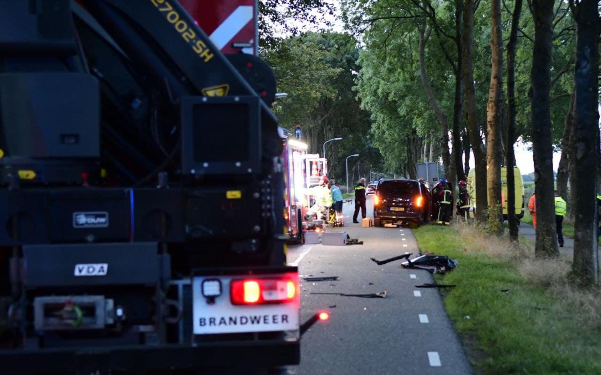 Een inwoner van De Westereen is zwaargewond bij een aanrijding tussen een vrachtwagen en een busje.