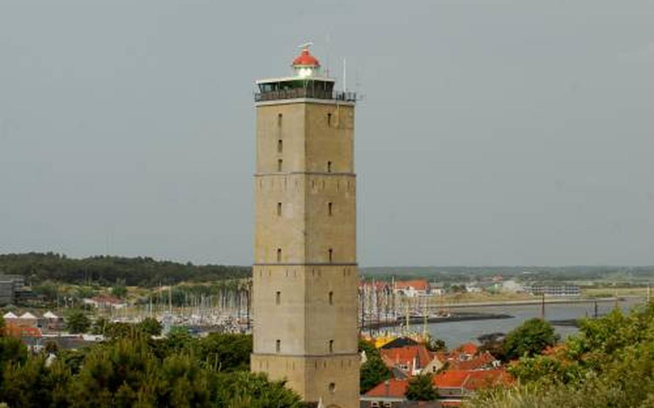 De Brandaris en (op de achtergrond) de haven van Terschelling. De Brandaris en (op de achtergrond) de haven van Terschelling.
