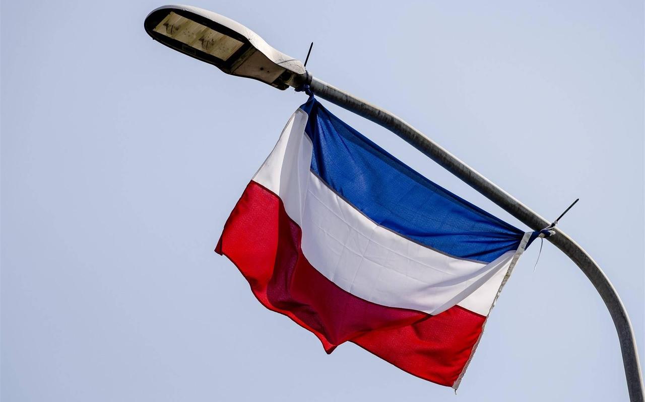 Een omgekeerde Nederlandse vlag. Een omgekeerde Nederlandse vlag.