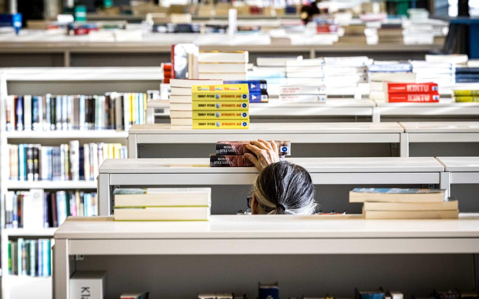 Hoewel er meer boeken worden verkocht en uitgeleend zien zowel boekwinkels als bibliotheken de belangstelling voor Nederlandse literatuur afnemen.
