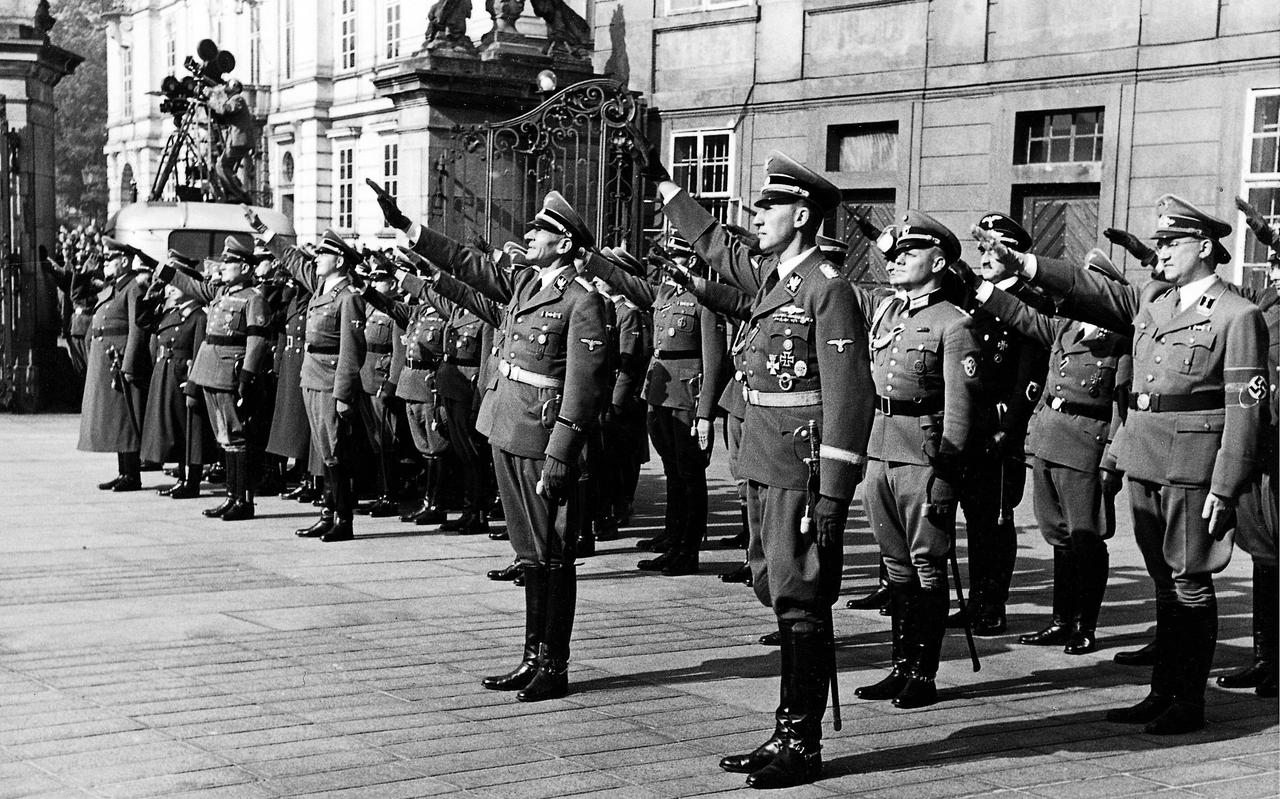 Met veel militair vertoon voor de Praagse Burcht wordt SS-Obergruppenführer Reinhard Heydrich op 28 september 1941 geïnstalleerd als Reichsprotektor in Bohemen en Moravië. Naast hem zijn 'partner in crime' en rechterhand Karl Hermann Frank. 