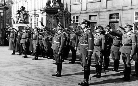 Met veel militair vertoon voor de Praagse Burcht wordt SS-Obergruppenführer Reinhard Heydrich op 28 september 1941 geïnstalleerd als Reichsprotektor in Bohemen en Moravië. Naast hem zijn 'partner in crime' en rechterhand Karl Hermann Frank. 