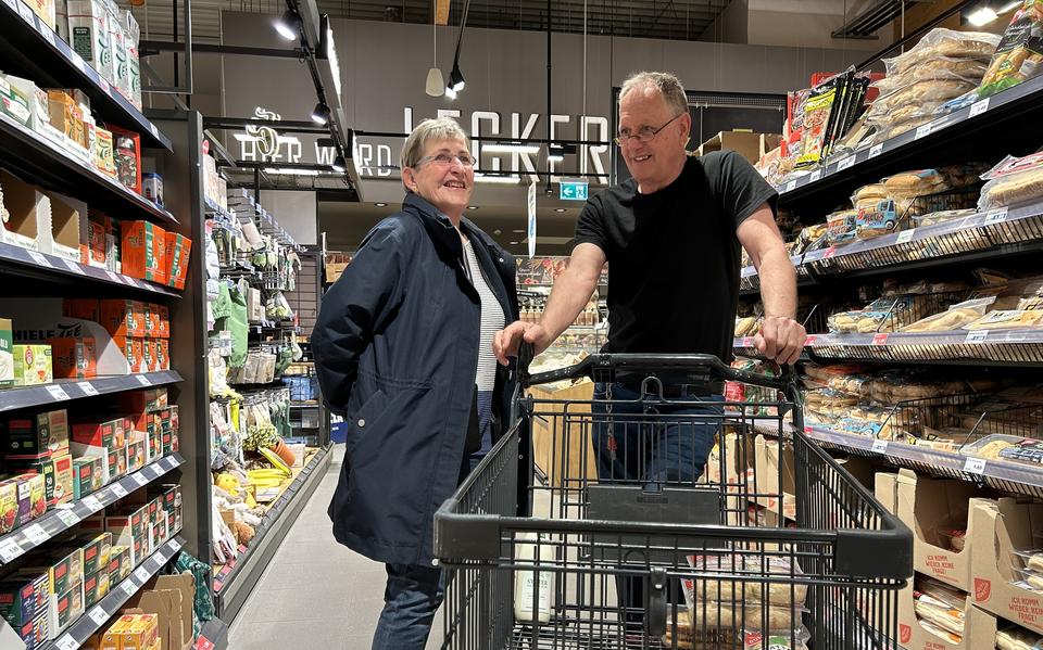 Romke Kooistra en zijn vrouw in Edeka in Weener. 