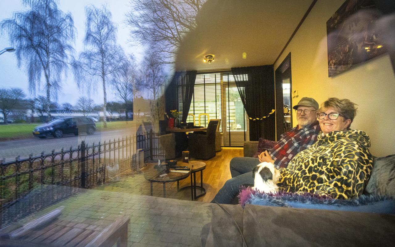 Buiten is het koud, maar binnen zitten Coba en haar man Henk er warmpjes bij. Hun huurhuis aan de Meerstraat in Emmen ging van energielabel F naar label A. Een verschil van dag en nacht.