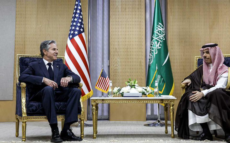 De Amerikaanse minister van Buitenlandse Zaken Antony Blinken in gesprek met zijn Saudische collega Prince Faisal bin Farhan.