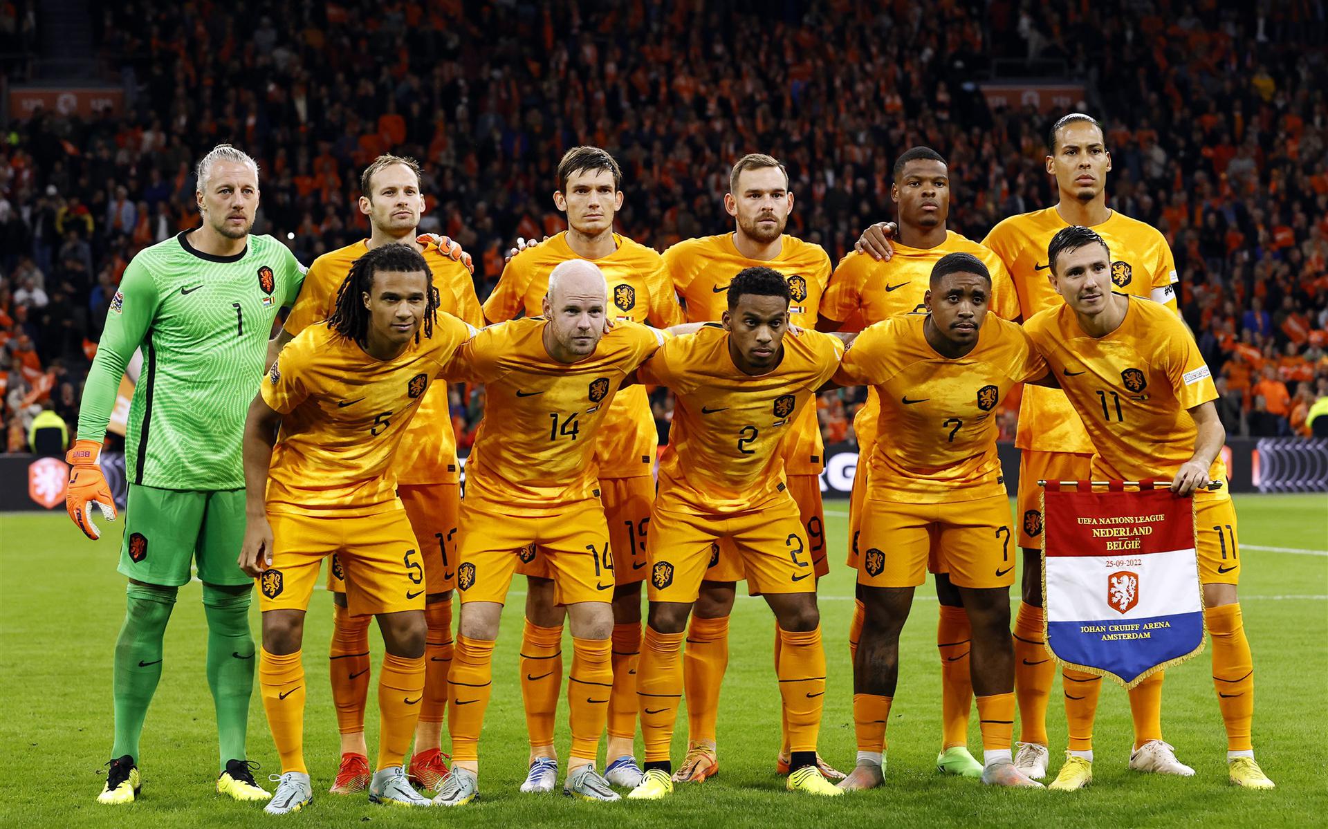 Het Nederlands elftal voor aanvang van de wedstrijd tegen België op 25 september.