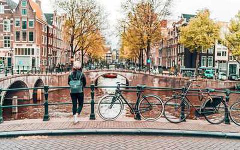 Het pittoreske centrum van Amsterdam trekt vooral veel jonge Europeanen aan.