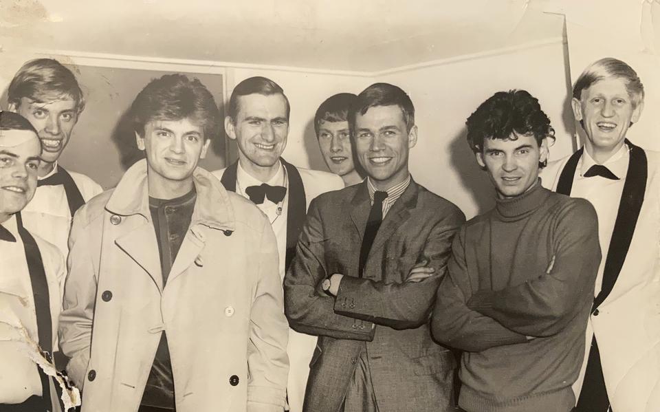 De Everly Brothers met de Drentse band De Zamora's in Gasselte. Van links naar rechts: Jan Groenink, Erik van Es, Phil Everly, Jan Stel, Henk Stel, Ben van Es, Don Everly en Jan Sommer.