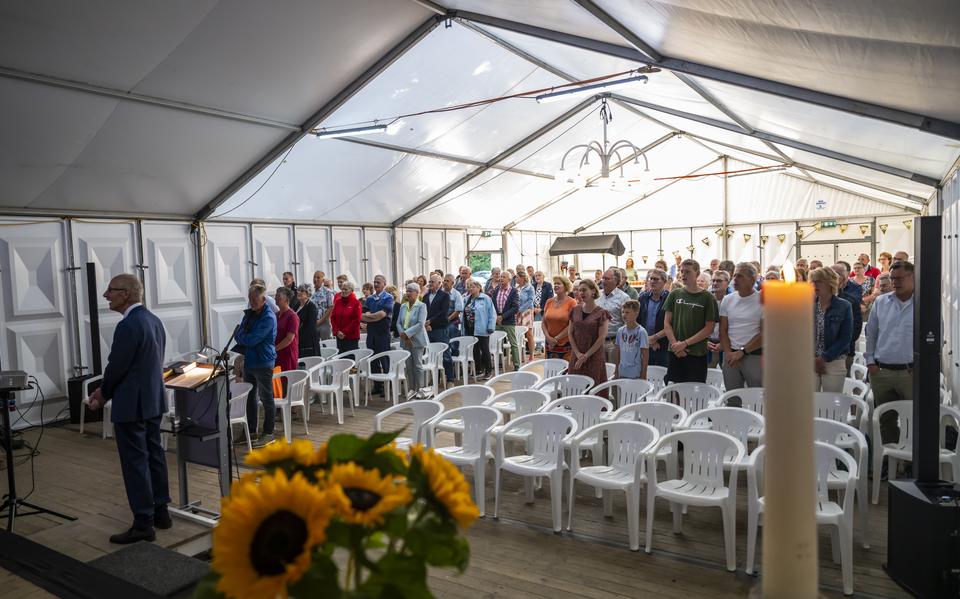 Kerkdienst in een tent op Lauwersoog. 