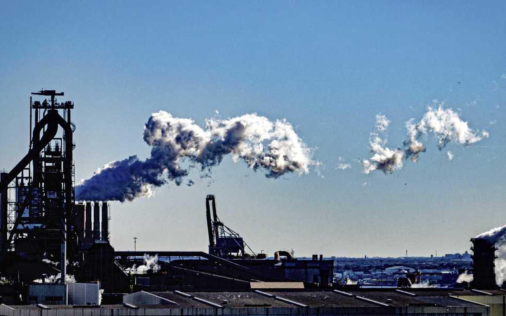 De CO2-uitstoot van grote industriebedrijven in Nederland is vorig jaar het sterkst afgenomen in vijftien jaar. 