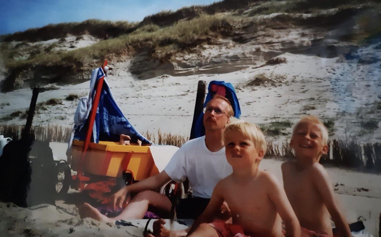 Verslaggever Ernst Slagter (m) met zijn vader en broer op Vlieland. Verslaggever Ernst Slagter (m) met zijn vader en broer op Vlieland.