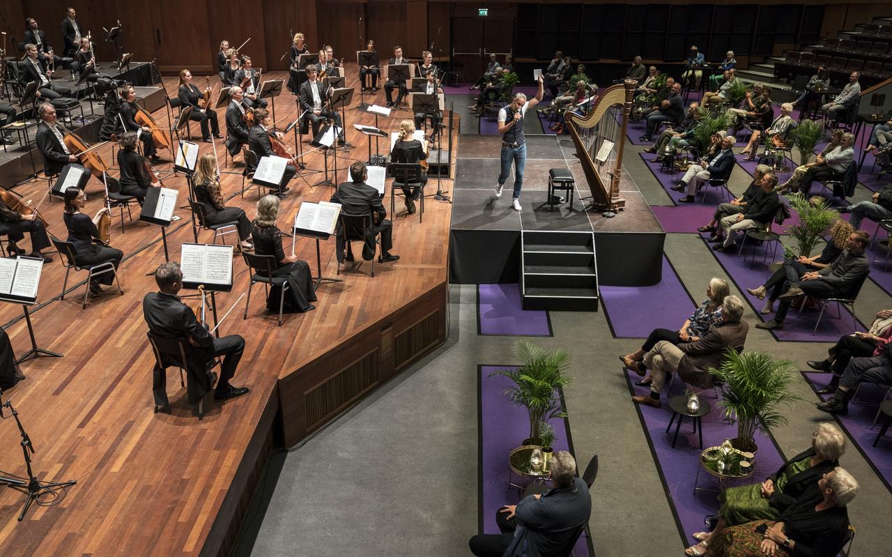 Het Noord Nederlands Orkest begin juli in De Oosterpoort, toen het voor het eerst in coronatijd optrad. Het Noord Nederlands Orkest begin juli in De Oosterpoort, toen het voor het eerst in coronatijd optrad.