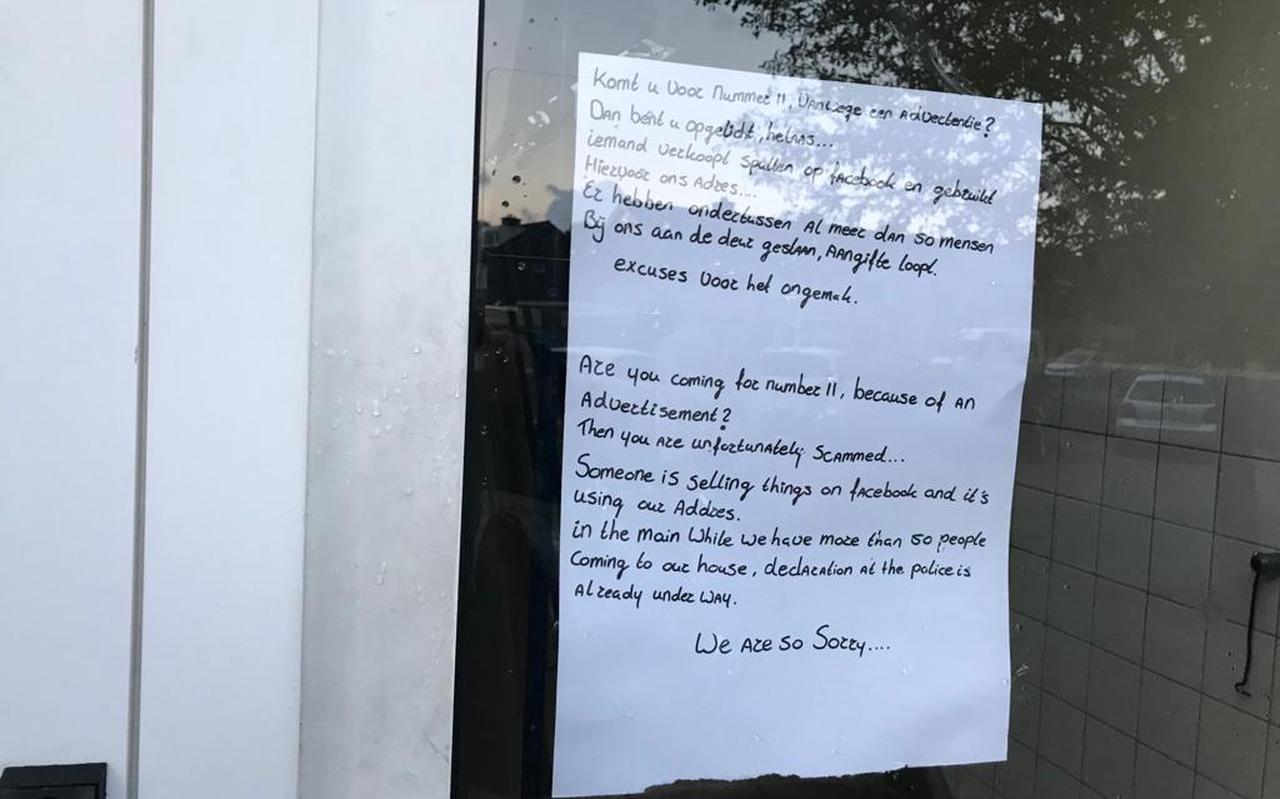 Het briefje dat Naomi en Susan hebben opgehangen. Het briefje dat Naomi en Susan hebben opgehangen.