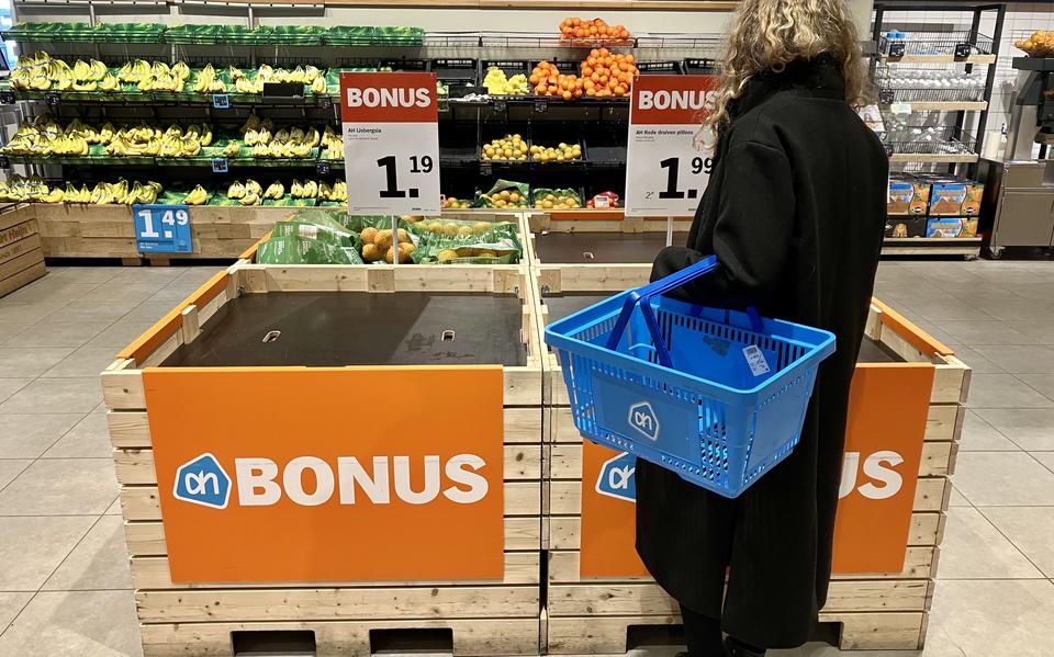 Lege schappen in de Albert Heijn XL in Assen door de staking in de distributiecentra.