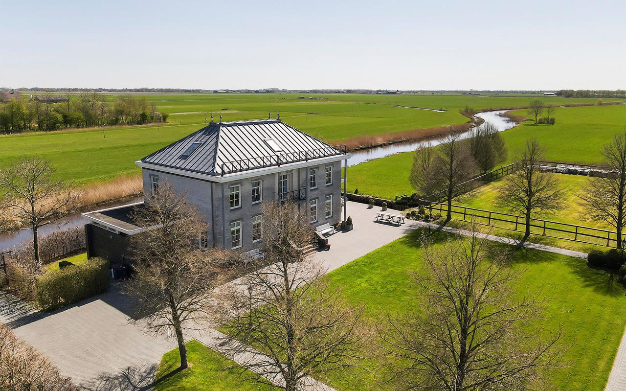 Vijf hectare grond, een imposante trapopgang en een serre: Landgoed Die Hoeghte in het dorp Visvliet staat te koop voor bijna 1,7 miljoen. Het is het duurste huis dat op dit moment te koop staat in de provincie Groningen.