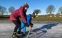 Judith van den Berghe geniet met zoon David (4) extra van het schaatsen in Noordlaren omdat de cursussen op de kunstijsbaan zijn afgelast. 