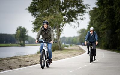 Speedpedelecs op de doorfietsroute langs het Noord-Willemskanaal: door deze snelle elektrische fietsen nemen de snelheidsverschillen op het fietspad toe.