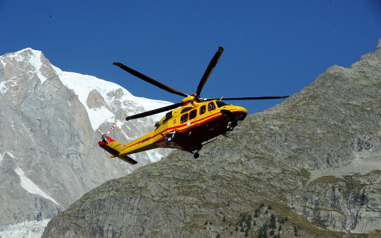 Een reddingshelikopter hangt boven de Franse Alpen na een actie op de Mont Blanc.
Foto: AFP/Jean-Pierre Clatot