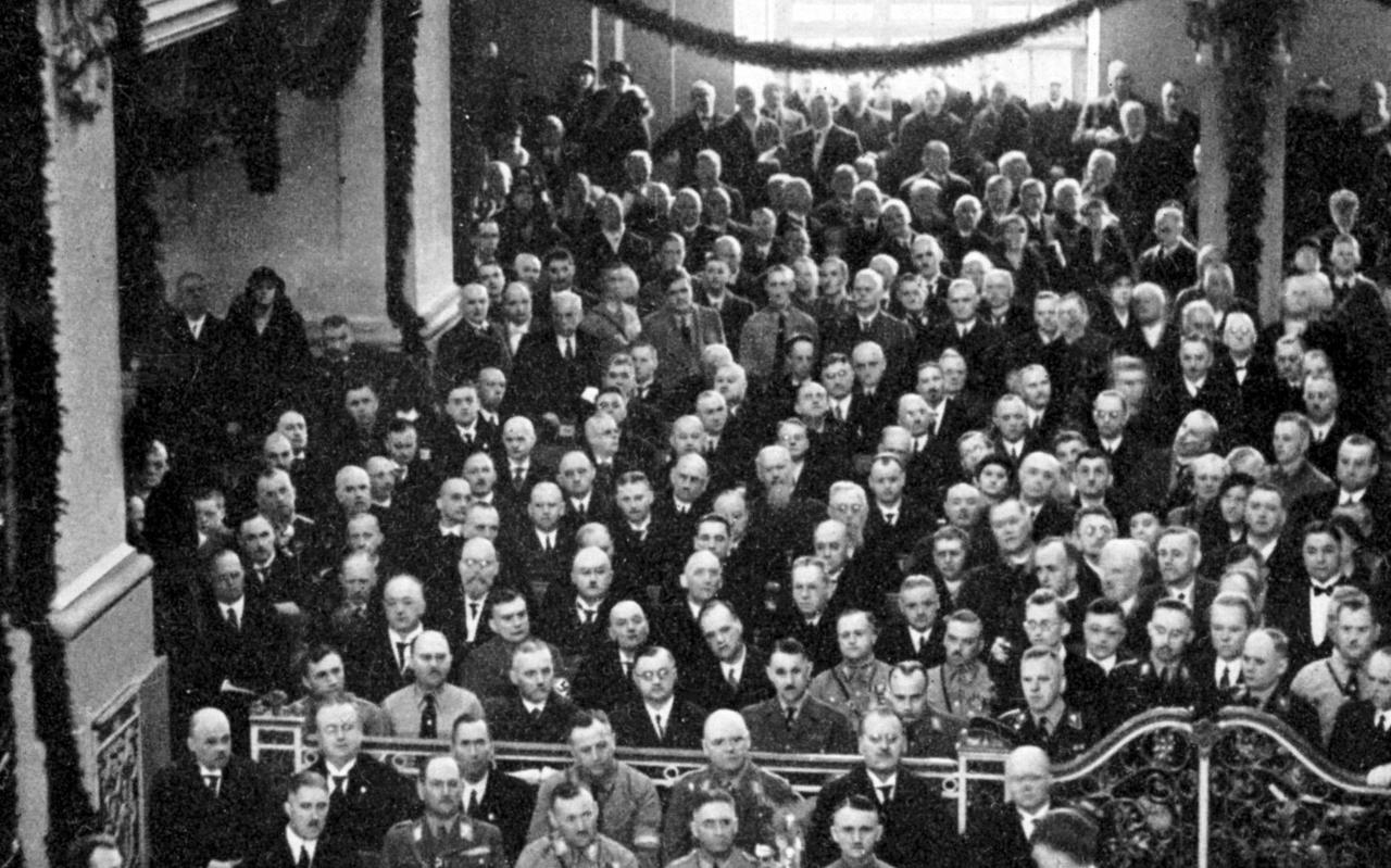 Hitler leest de regeringsverklaring voor tijdens de opening van de Rijksdag in Potsdam op 21 maart 1933. Voor hem zit Rijkspresident Von Hindenburg.