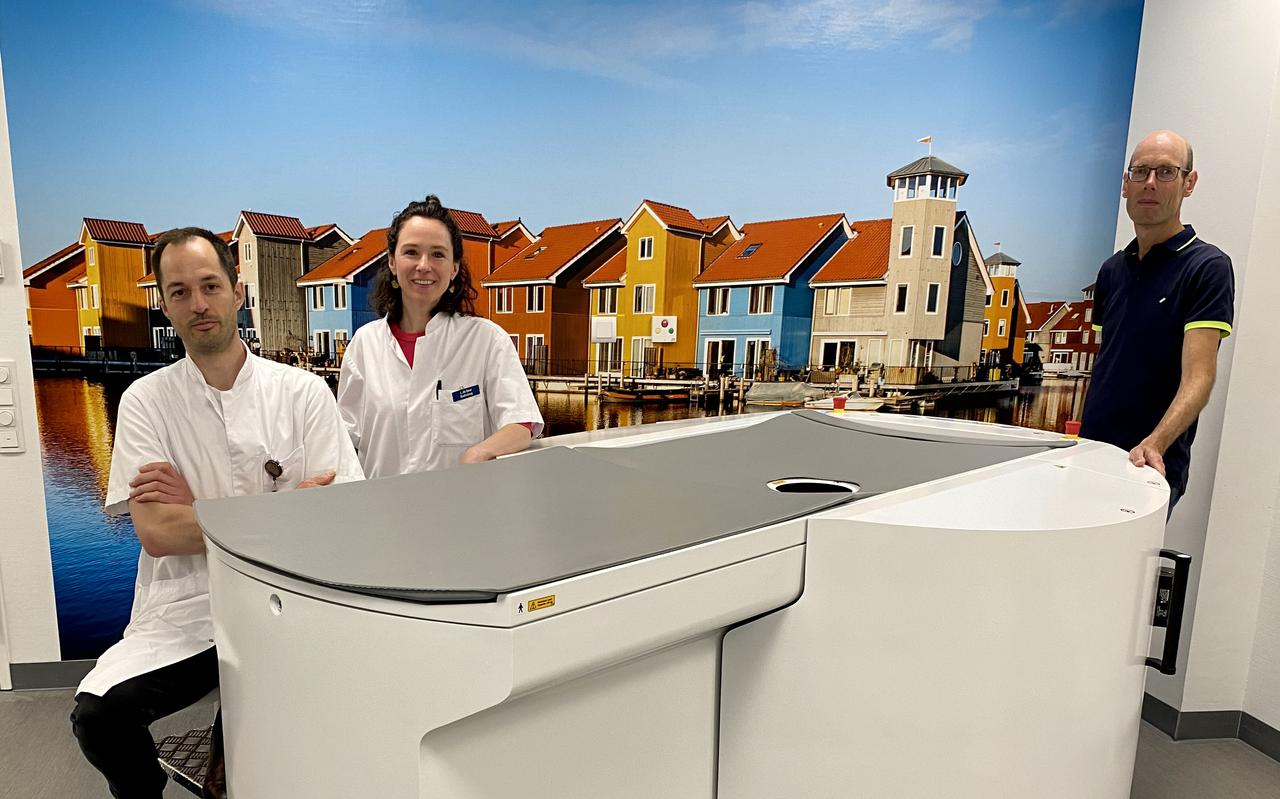 Radiologen Arnoud Meijer en Lieke de Beer en klinisch fysicus Anne Talsma van het Martini Ziekenhuis bij de mamma CT, dat het luxe werkpaard van het borstonderzoek moet worden.