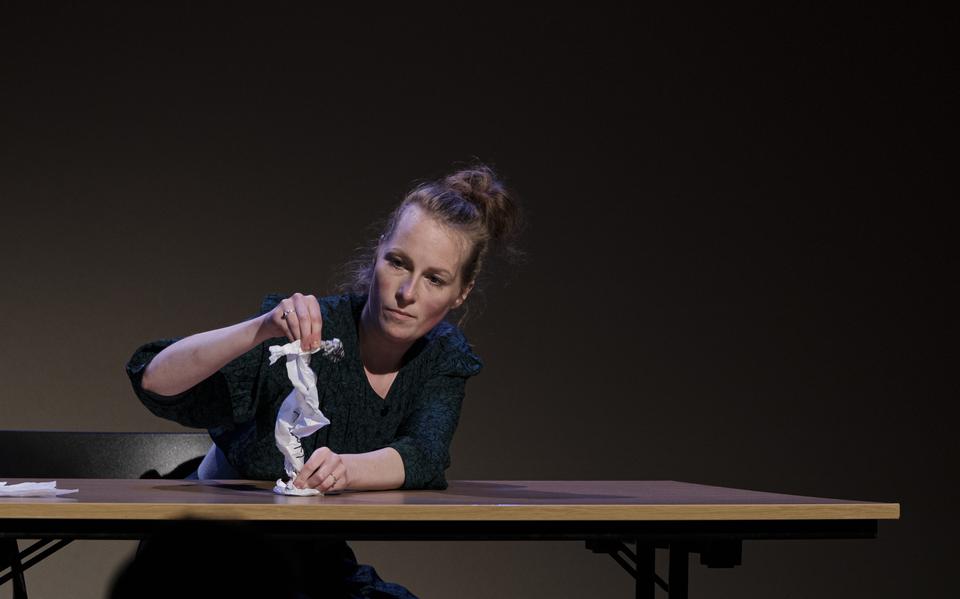 Svea van der Togt speelt met papier tijdens haar voorstelling op festival Puppet.