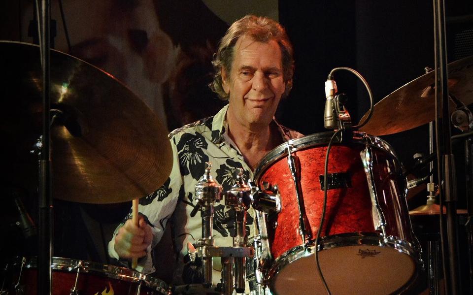 Hans La Faille achter zijn drumkit.
