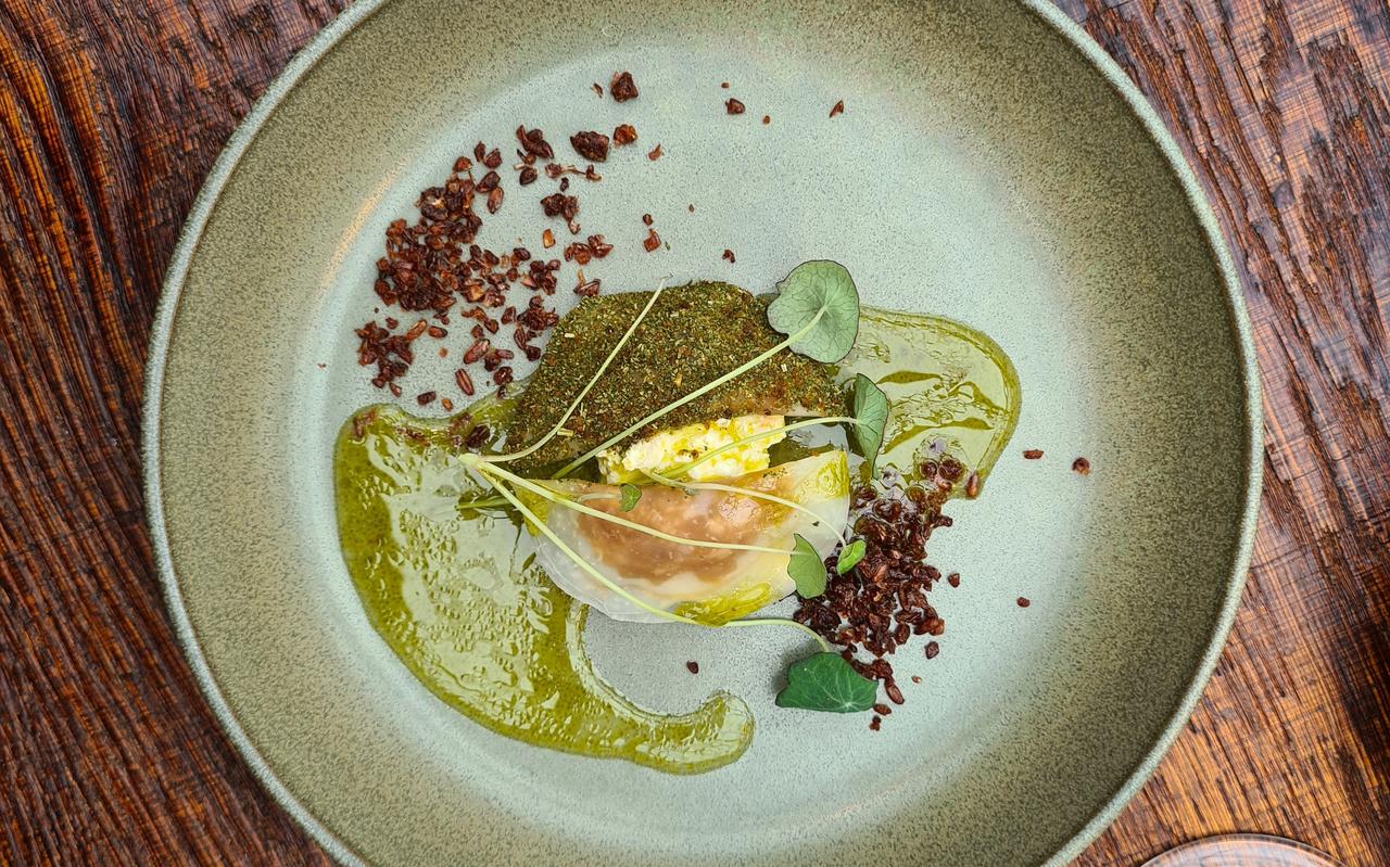 De vegetarische tweede gang, met drie bereidingen van koolrabi en camembert gemaakt met melk dat over is van andere gerechten. De vegetarische tweede gang, met drie bereidingen van koolrabi en camembert gemaakt met melk dat over is van andere gerechten.