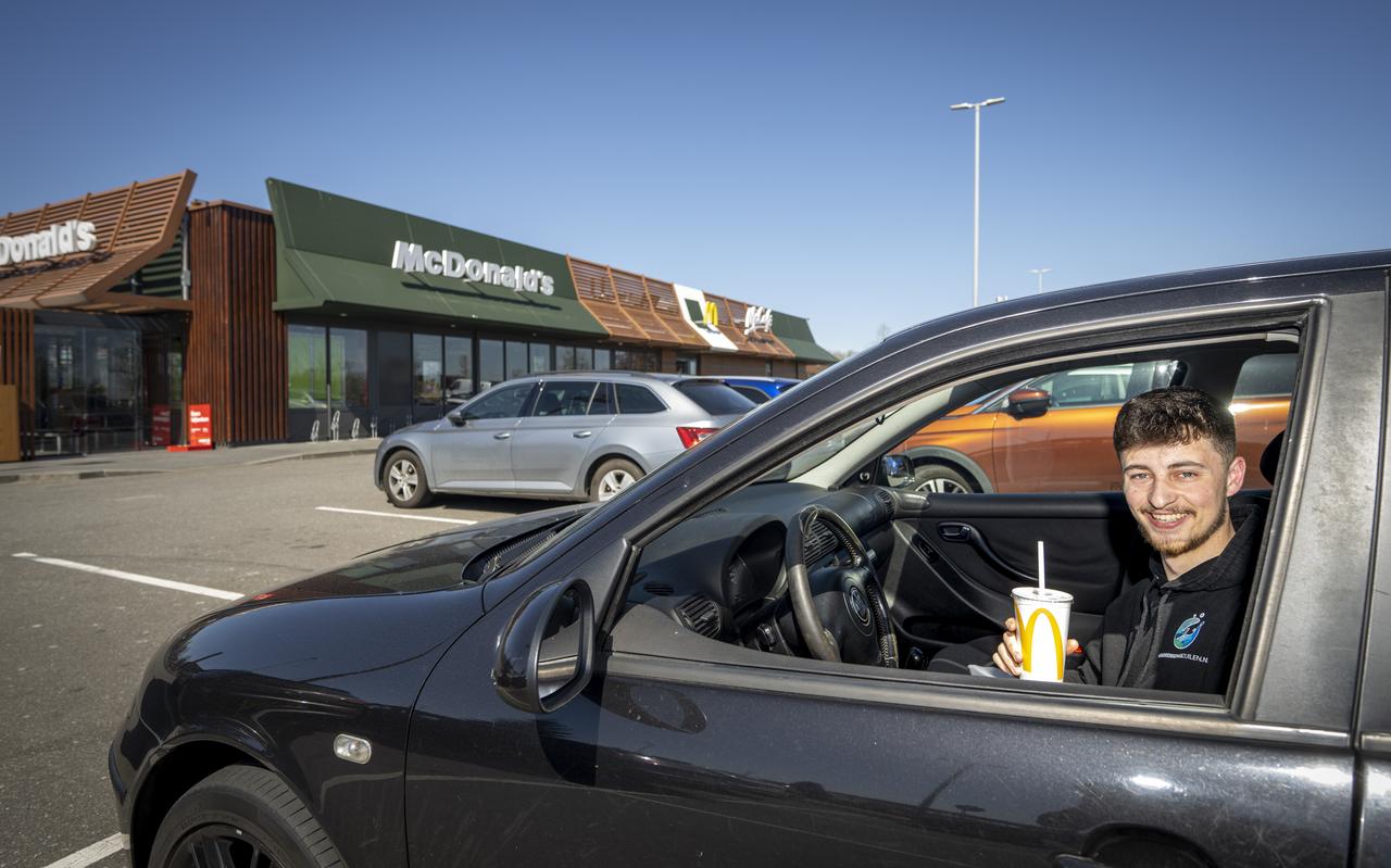 Jeremy Hendriks drinkt zijn milkshake op in de auto. Beleggingen van zorgverzekeraars in fastfoodketens als McDonald's stuiten op verzet bij Kamerleden en artsen. Jeremy Hendriks drinkt zijn milkshake op in de auto. Beleggingen van zorgverzekeraars in fastfoodketens als McDonald's stuiten op verzet bij Kamerleden en artsen.