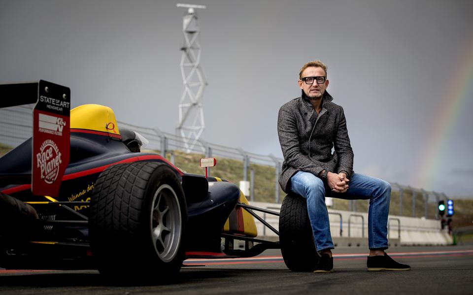 Prins Bernhard op het circuit van Zandvoort. 