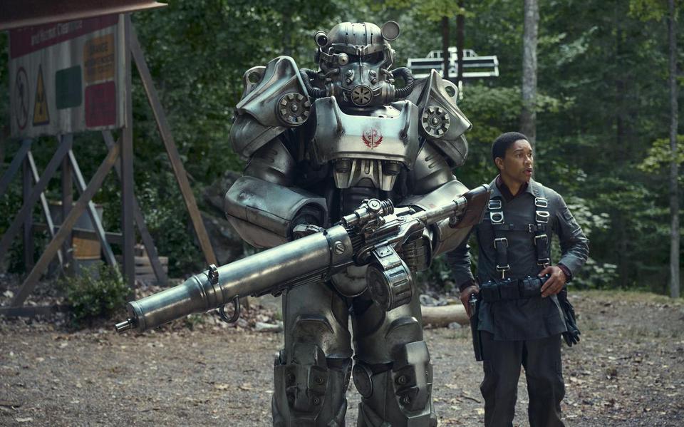 Power Suit and Aaron Moten (Maximus) in 'Fallout'.