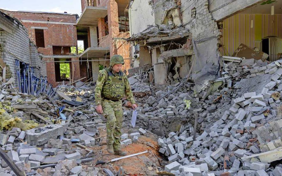 Een Russische onderzoeker inspecteert de schade na een inslag van een Russische glijbom in Charkov eerder deze maand.