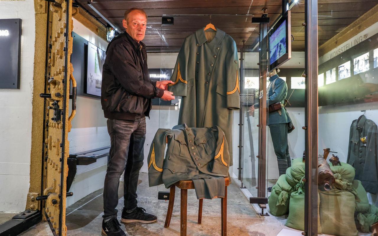 Henri Meijering van het Kazemattenmuseum in Kornwerderzand bij het uniform van sergeant-majoor Bauke de Jong uit Assen. Henri Meijering van het Kazemattenmuseum in Kornwerderzand bij het uniform van sergeant-majoor Bauke de Jong uit Assen.