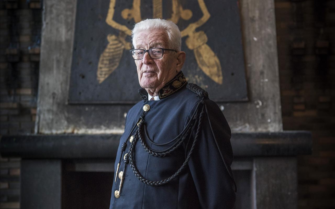De 85-jarige Sytze Bakker die meer dan 40 jaar persoonlijke bediende van senaat Vindicat was in het uniform van de pedellus maior. De 85-jarige Sytze Bakker die meer dan 40 jaar persoonlijke bediende van senaat Vindicat was in het uniform van de pedellus maior.