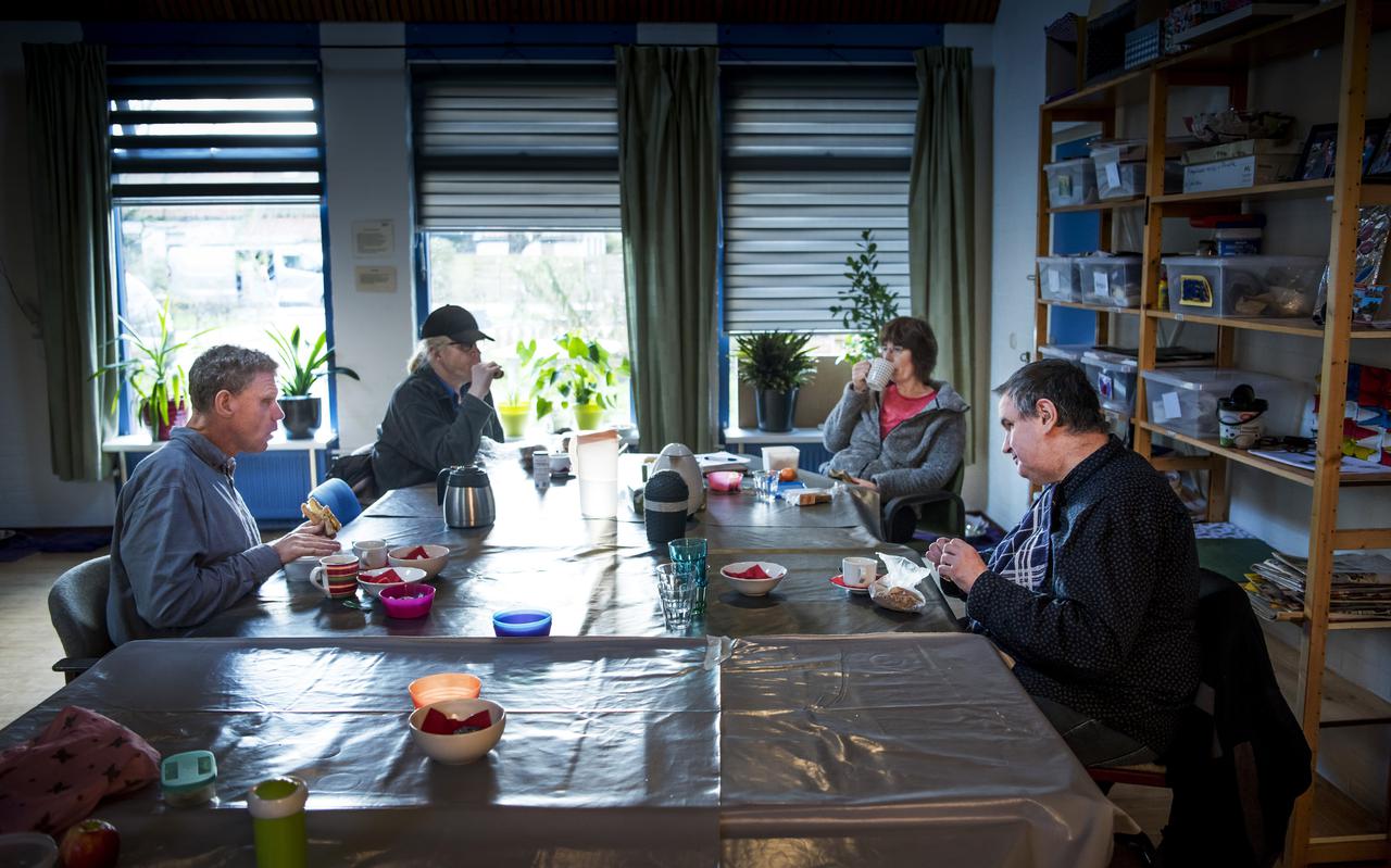 Henk Dekker, Richard Sikkes, Annelie Westhuis en Huug Hartog (van links naar rechts) aan de grote tafel in de groepsruimte.