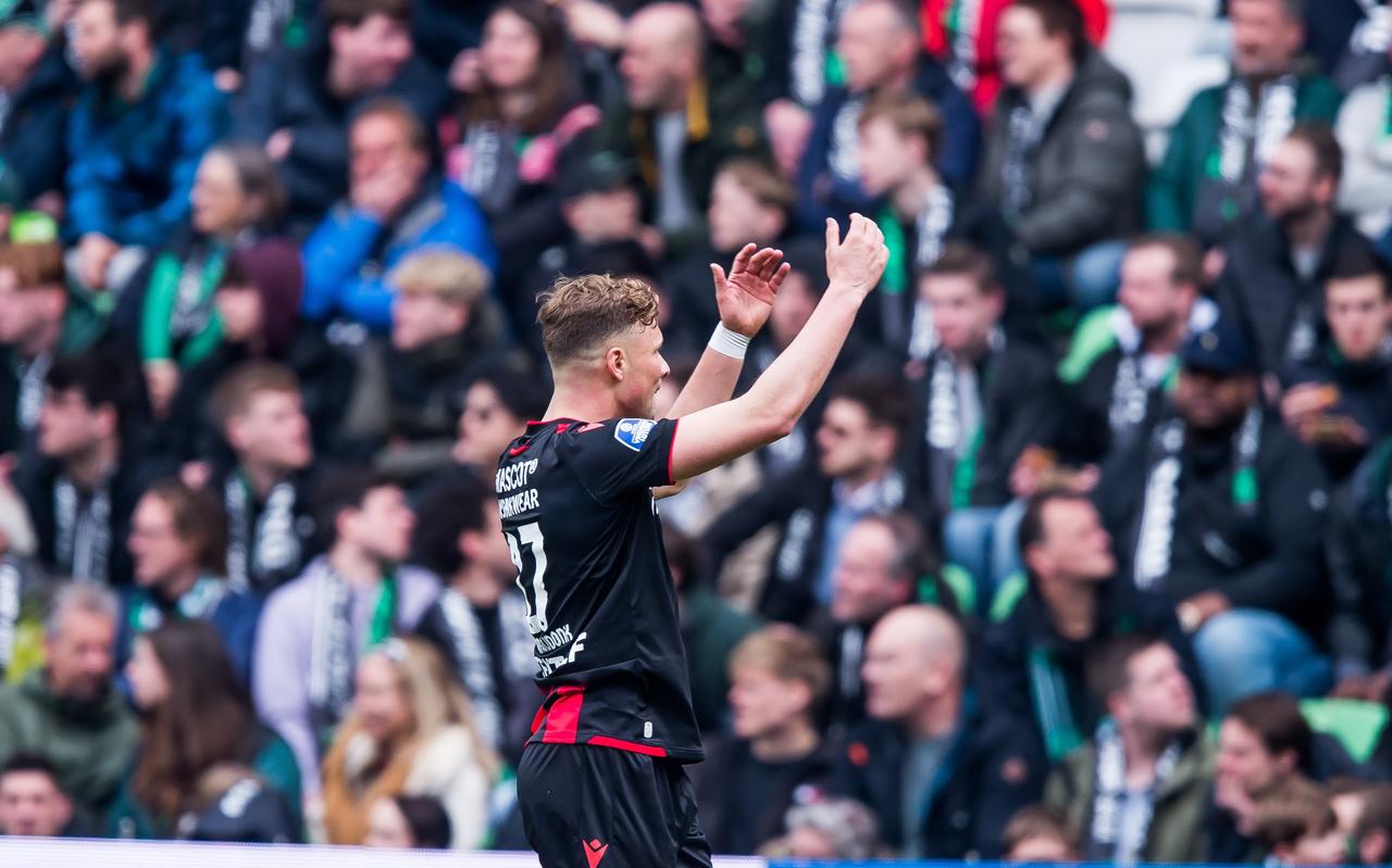 Het juichen van Sydney van Hooijdonk van SC Heerenveen in de wedstrijd op 19 maart tegen FC Groningen werd Teun te veel. Hij gooide een propje papier richting de Friese spits. Het juichen van Sydney van Hooijdonk van SC Heerenveen in de wedstrijd op 19 maart tegen FC Groningen werd Teun te veel. Hij gooide een propje papier richting de Friese spits.