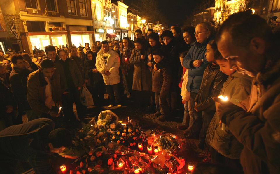 Stille tocht voor Tevfik Igli in Leeuwarden, februari 2008. Mensen leggen bloemen op de Brol, waar de eigenaar van broodjeszaak Turquoise werd vermoord. 
