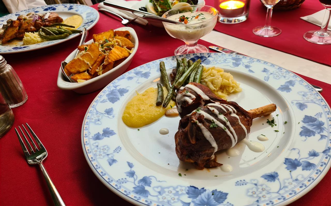 Bij Ponderosa eet je vooral veel vlees. Bij Ponderosa eet je vooral veel vlees.