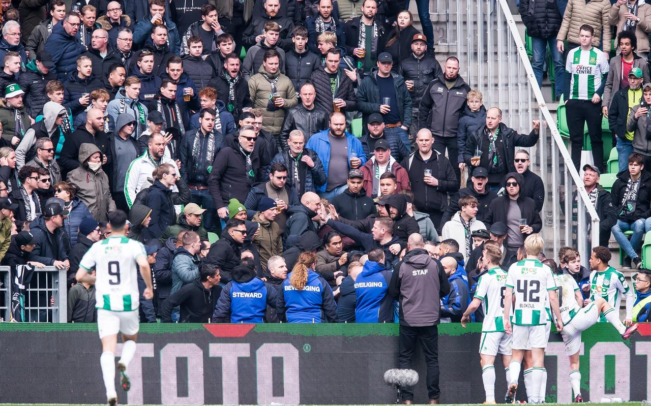 Supporters zoeken de confrontatie met spelers van FC Groningen. Supporters zoeken de confrontatie met spelers van FC Groningen.
