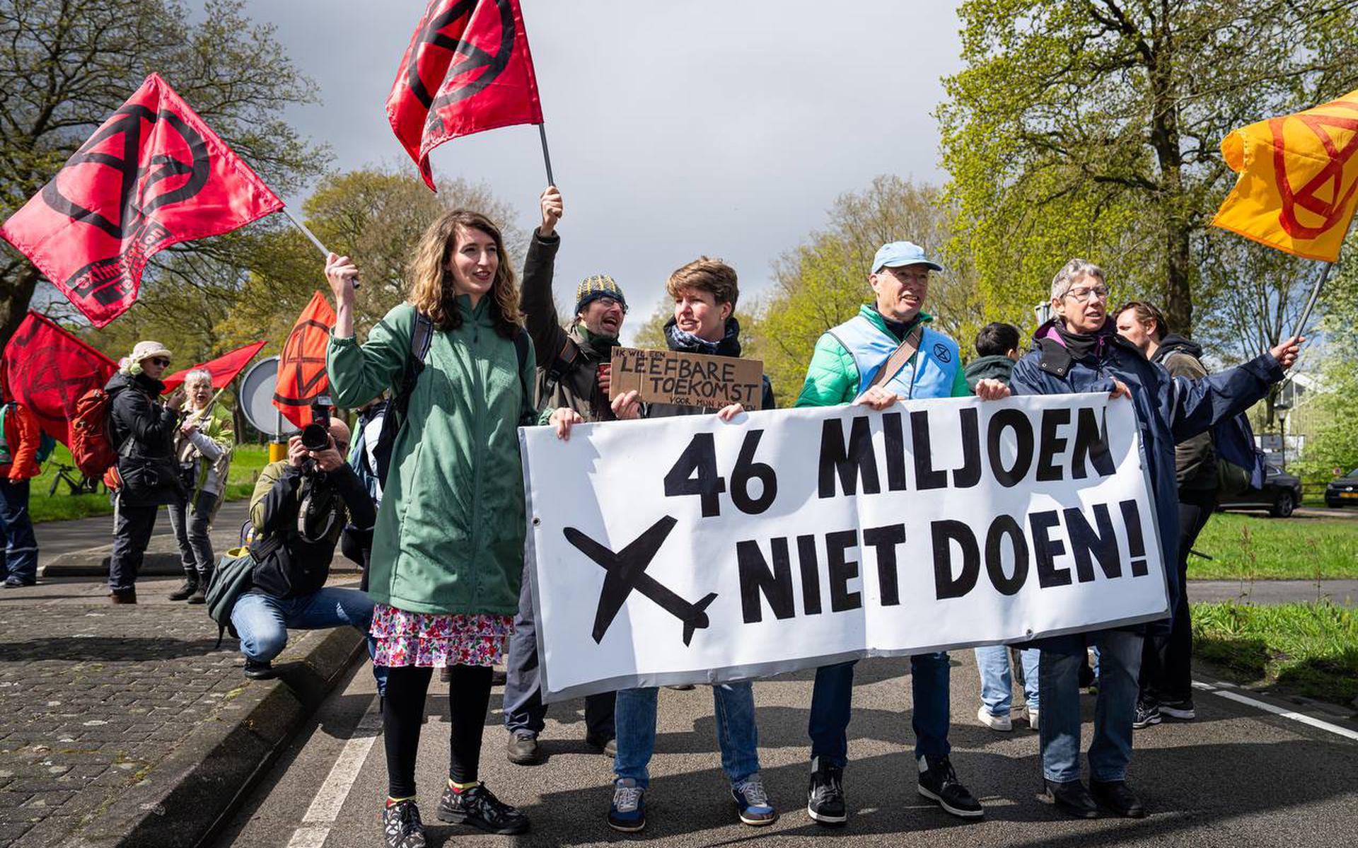 Demonstranten Extinction Rebellion bezetten rotonde in Eelde.